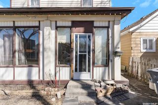 Photo 4: 214 E Avenue South in Saskatoon: Riversdale Residential for sale : MLS®# SK975393