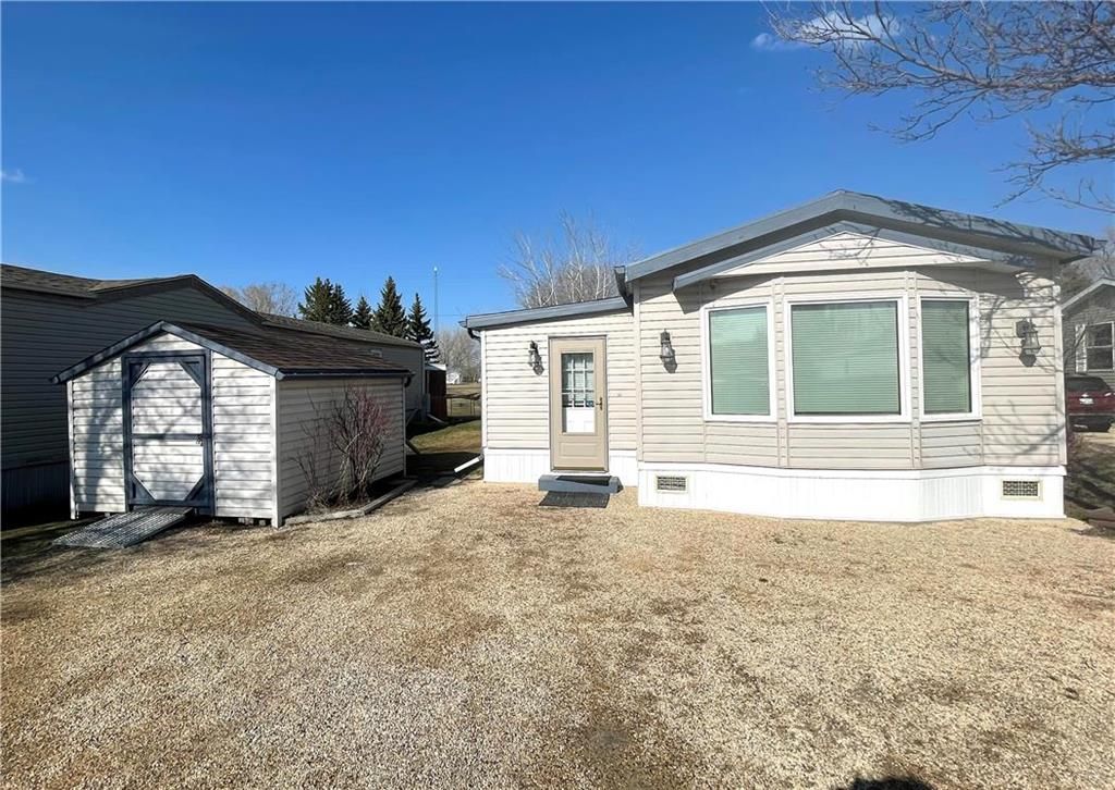 Main Photo: 5 VERNON KEATS Drive in St Clements: Pineridge Trailer Park Residential for sale (R02)  : MLS®# 202109321