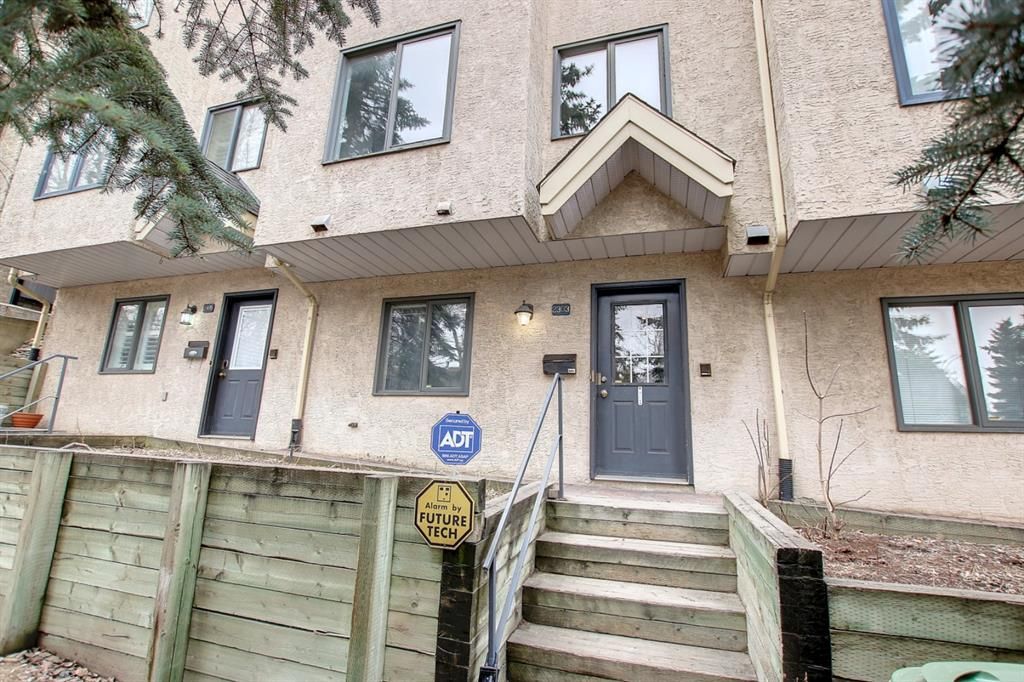 Main Photo: 2303 14 Street SW in Calgary: Bankview Row/Townhouse for sale : MLS®# A1210704
