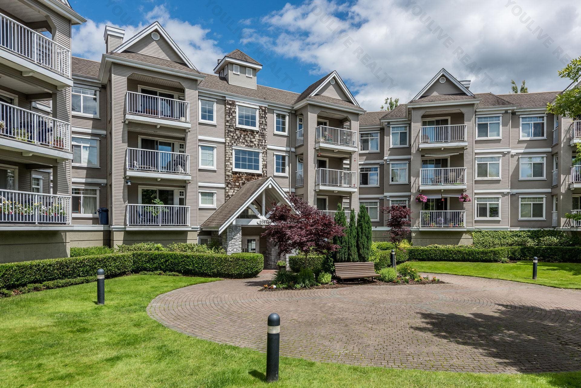 Main Photo: 304 20894 57 Avenue in Langley: Langley City Condo for sale in "BAYBERRY LANE" : MLS®# R2661384