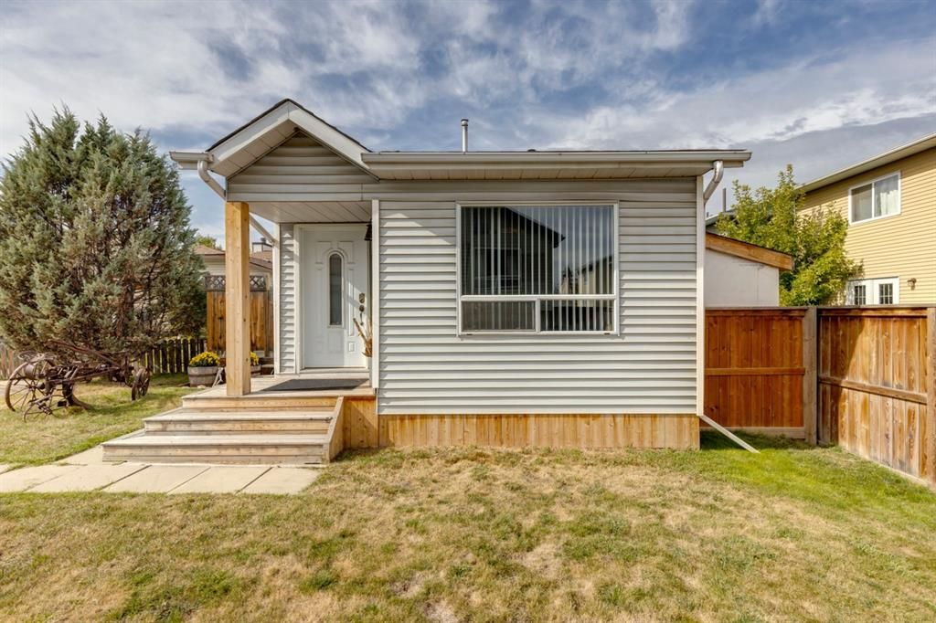 Main Photo: 63 Erin Meadows Court SE in Calgary: Erin Woods Detached for sale : MLS®# A2020352