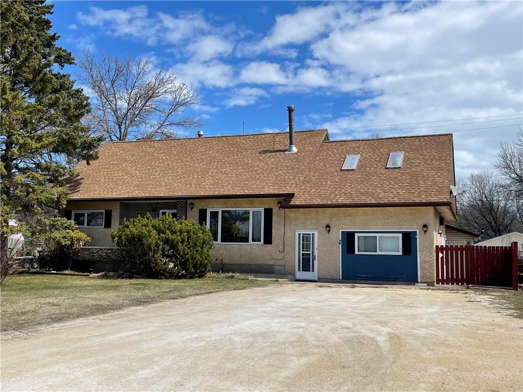 Main Photo: 109113 9 Highway in Gimli: House for sale : MLS®# 202327937