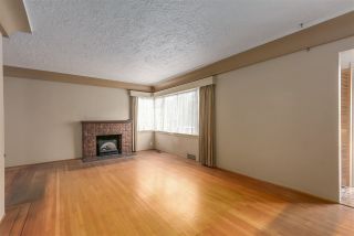 Photo 2: 3399 EDGEMONT Boulevard in North Vancouver: Edgemont House for sale : MLS®# R2310085