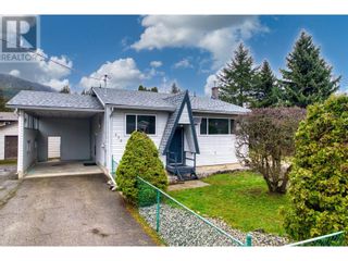 Photo 1: 710 Conn Street in Sicamous: House for sale : MLS®# 10309558