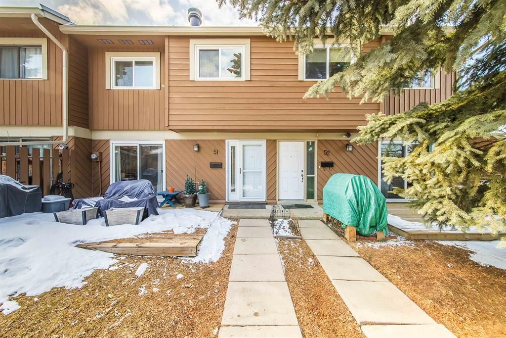 Main Photo: 51 4940 39 Avenue SW in Calgary: Glenbrook Row/Townhouse for sale : MLS®# A2035628