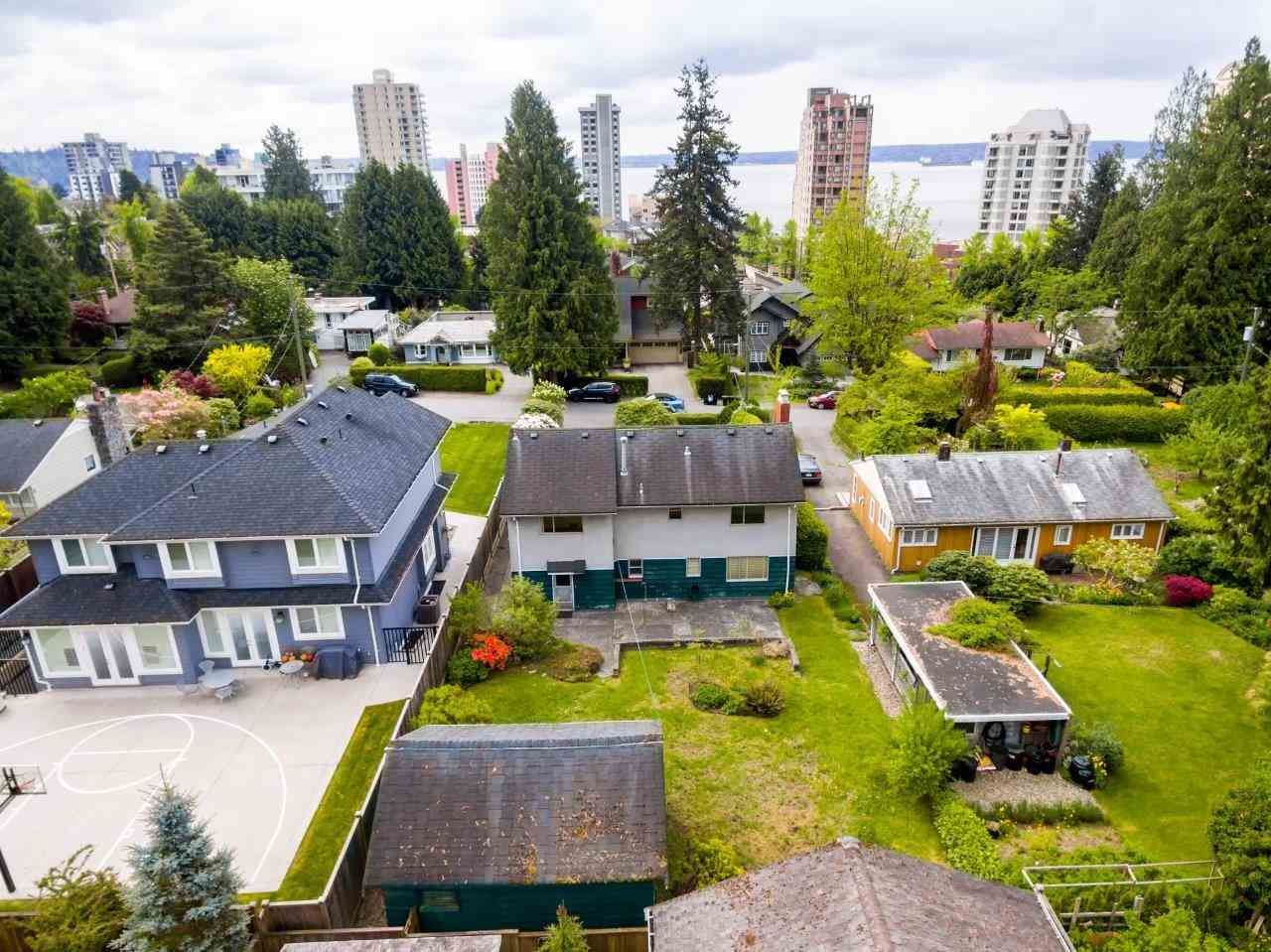 Main Photo: 2245 GORDON Avenue in West Vancouver: Dundarave House for sale in "Dundarave" : MLS®# R2265840