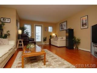 Photo 3: 104 842 Brock Ave in VICTORIA: La Langford Proper Row/Townhouse for sale (Langford)  : MLS®# 507331