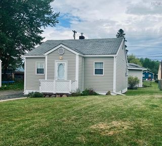 Photo 1: 190 Elm Street in Pictou: 107-Trenton, Westville, Pictou Residential for sale (Northern Region)  : MLS®# 202212199