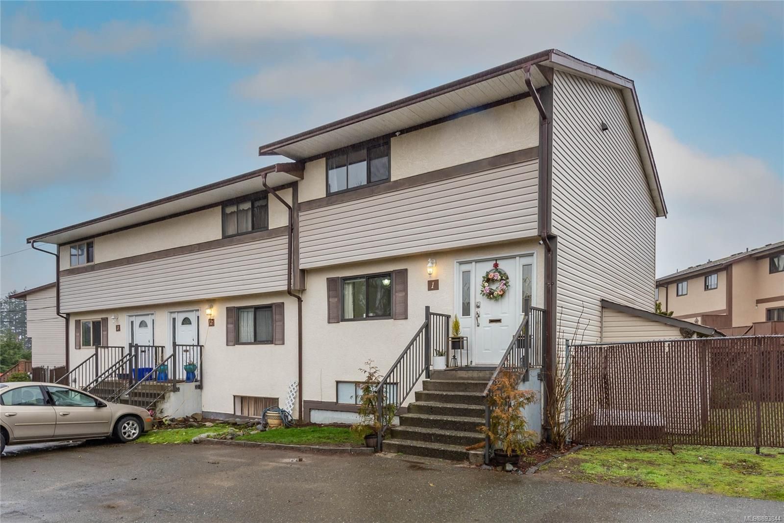 Main Photo: 1 500 Colwyn St in Campbell River: CR Campbell River Central Row/Townhouse for sale : MLS®# 893844