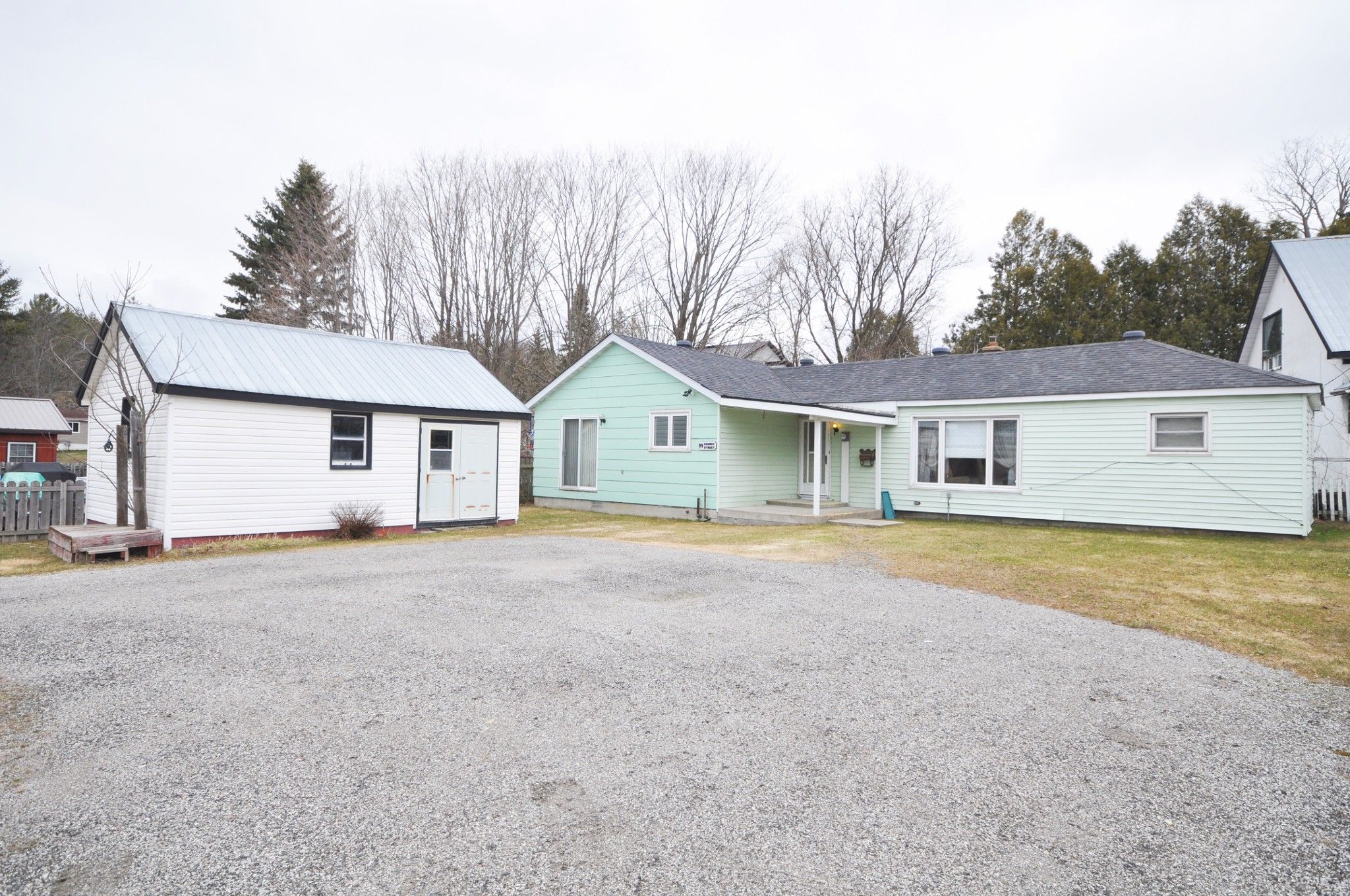 Main Photo: 99 Church Street: Parry Sound House for sale : MLS®# 40242577
