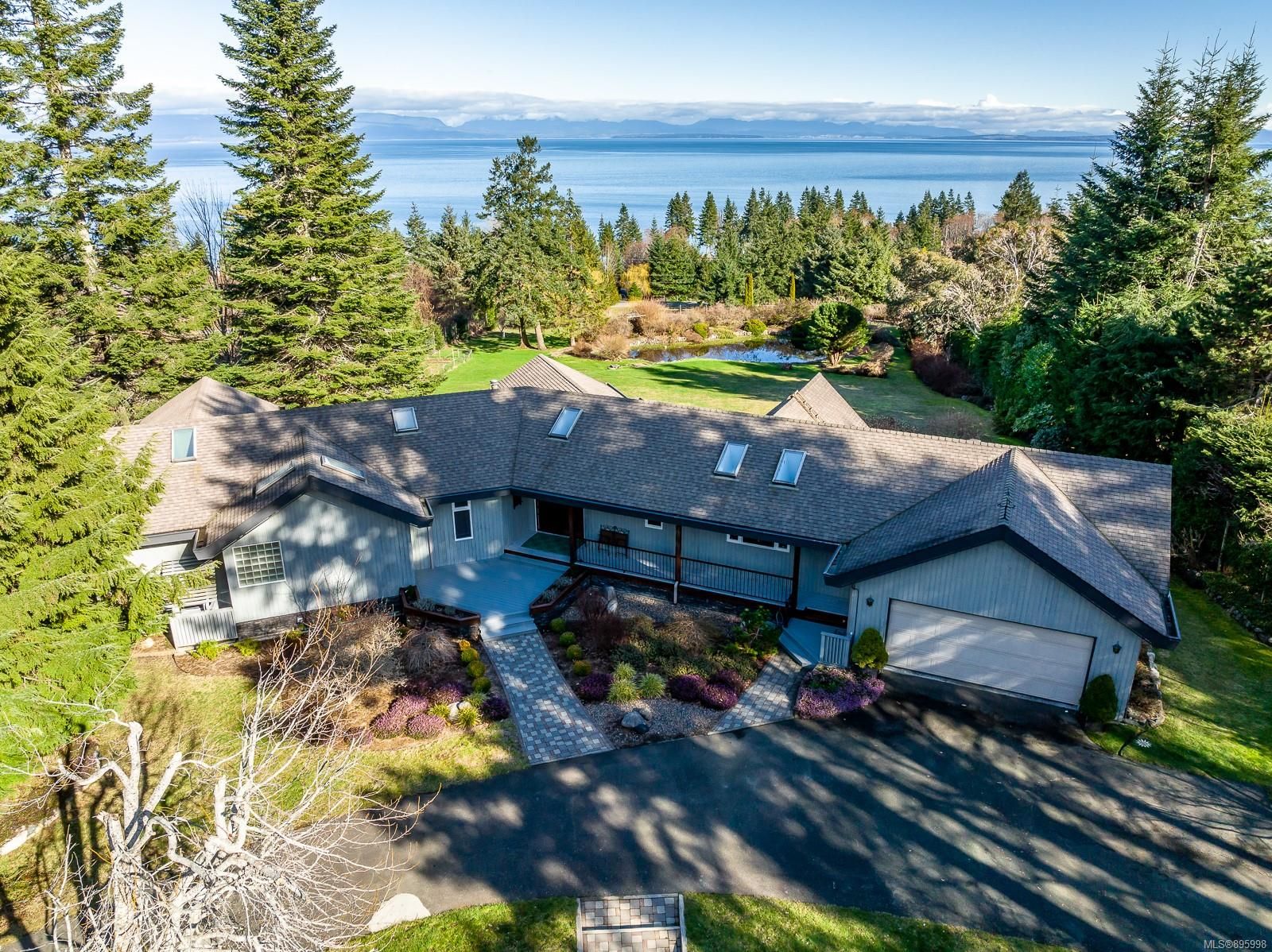 Main Photo: 6435 Eagles Dr in Courtenay: CV Courtenay North House for sale (Comox Valley)  : MLS®# 895998
