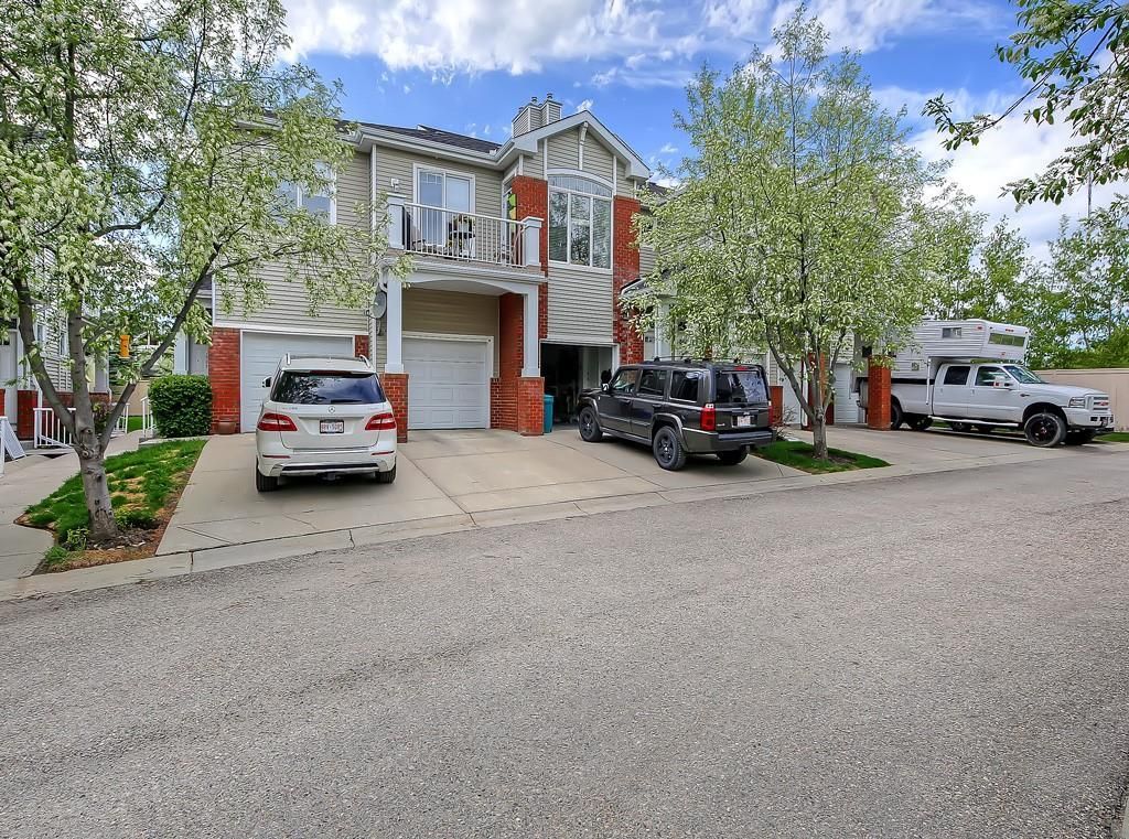 Main Photo: 601 8000 WENTWORTH Drive SW in Calgary: West Springs Row/Townhouse for sale : MLS®# C4300178