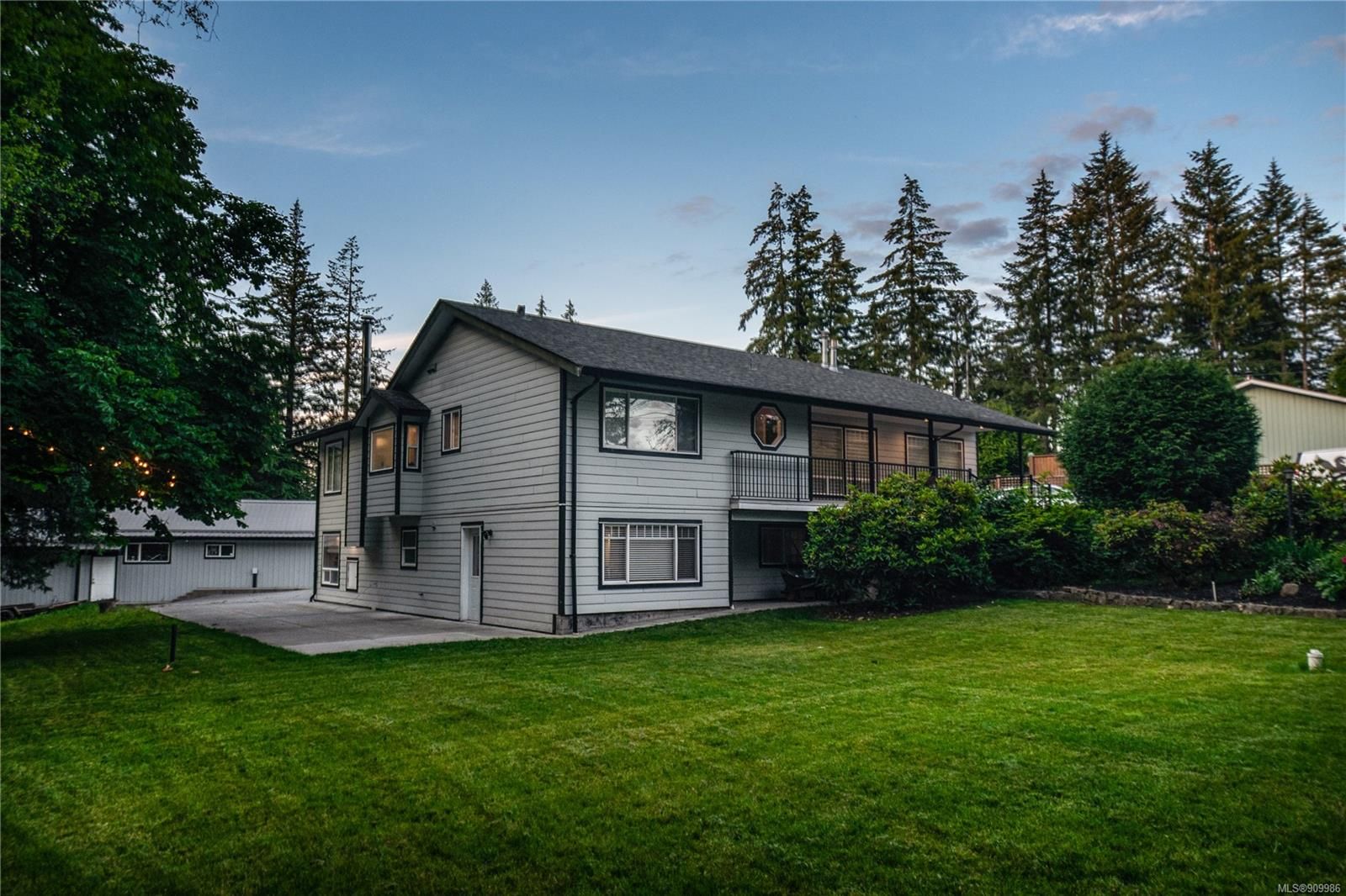 Main Photo: 1340 Evergreen Rd in Campbell River: CR Campbell River Central House for sale : MLS®# 909986