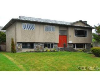 Photo 2: 4042 Hessington Place in VICTORIA: SE Arbutus House for sale (Saanich East)  : MLS®# 532222
