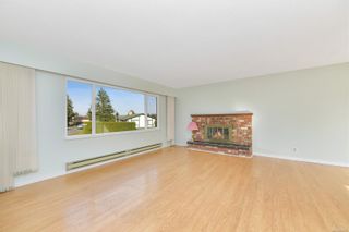 Photo 4: 1977 Blackthorn Dr in Central Saanich: CS Saanichton House for sale : MLS®# 954736