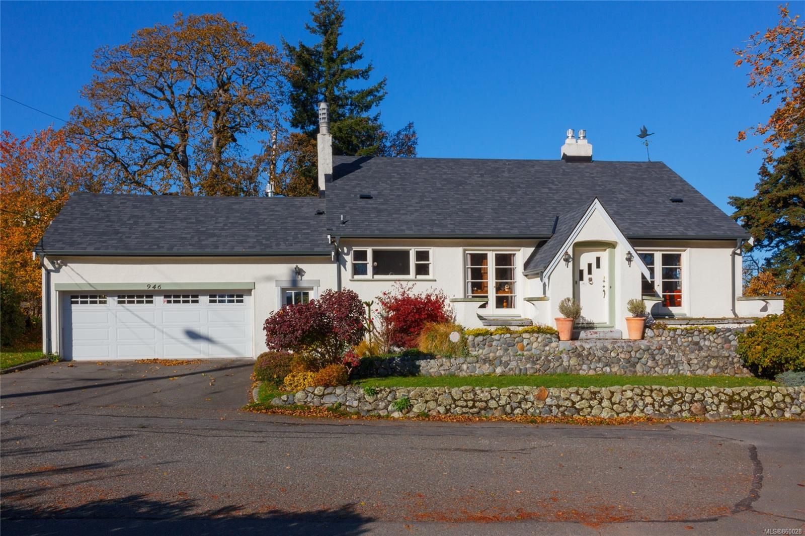 Main Photo: 946 Forshaw Rd in Esquimalt: Es Kinsmen Park House for sale : MLS®# 860028