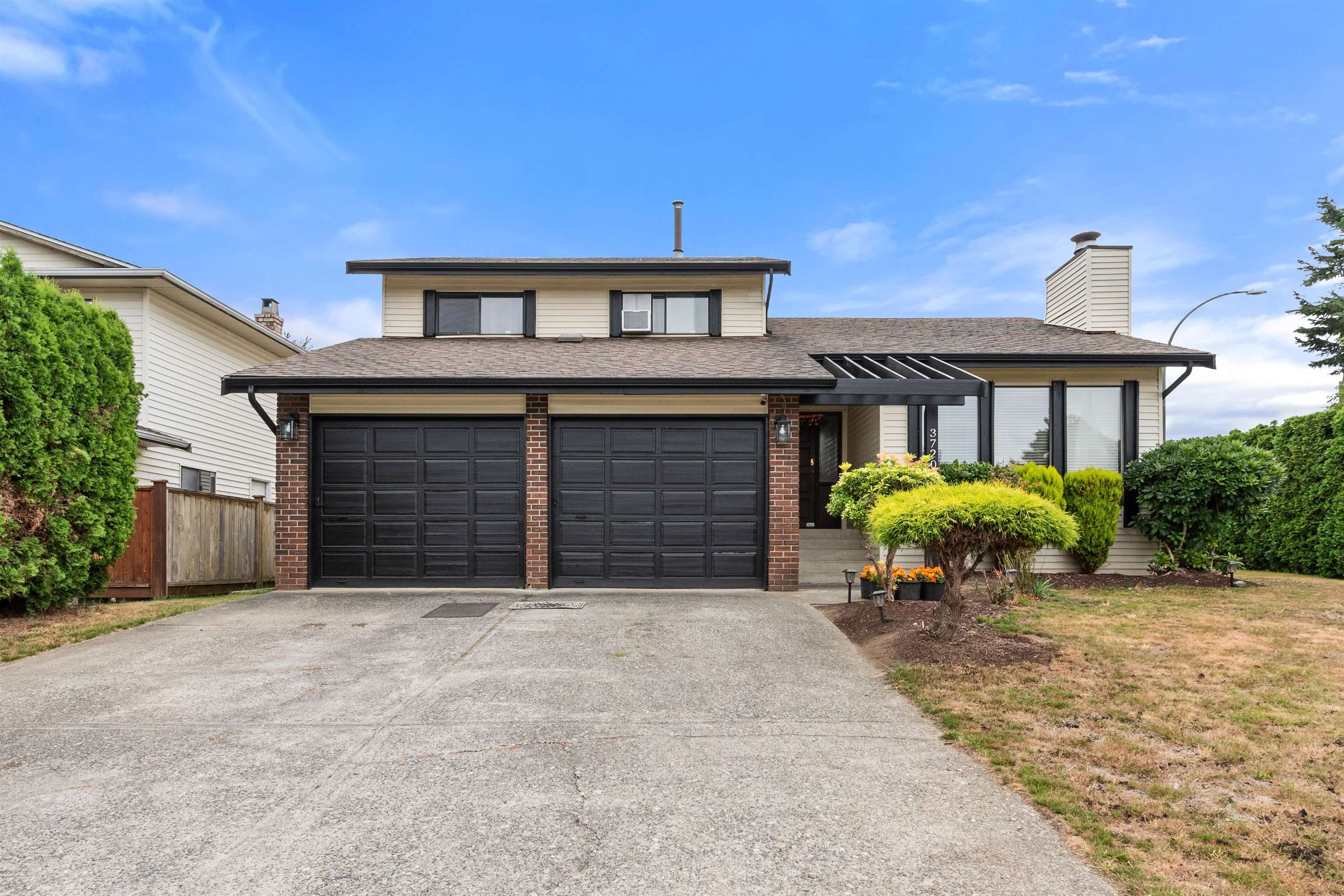 Main Photo: 3720 NANAIMO Crescent in Abbotsford: Central Abbotsford House for sale in "PARKSIDE ESTATES" : MLS®# R2803057
