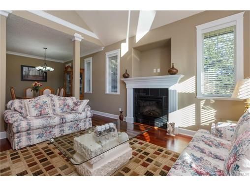 Photo 5: Photos: 1116 Knibbs Pl in VICTORIA: SW Strawberry Vale House for sale (Saanich West)  : MLS®# 749384