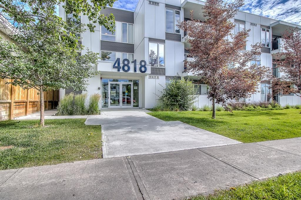 Main Photo: 208 4818 Varsity Drive NW in Calgary: Varsity Apartment for sale : MLS®# A2006427