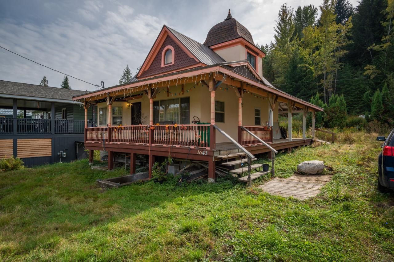 Main Photo: 1643 VICTORIA AVENUE in Rossland: House for sale : MLS®# 2473445