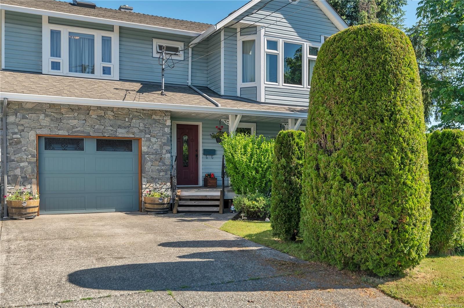 Main Photo: 404 Goodwin Rd in Campbell River: CR Willow Point House for sale : MLS®# 909335