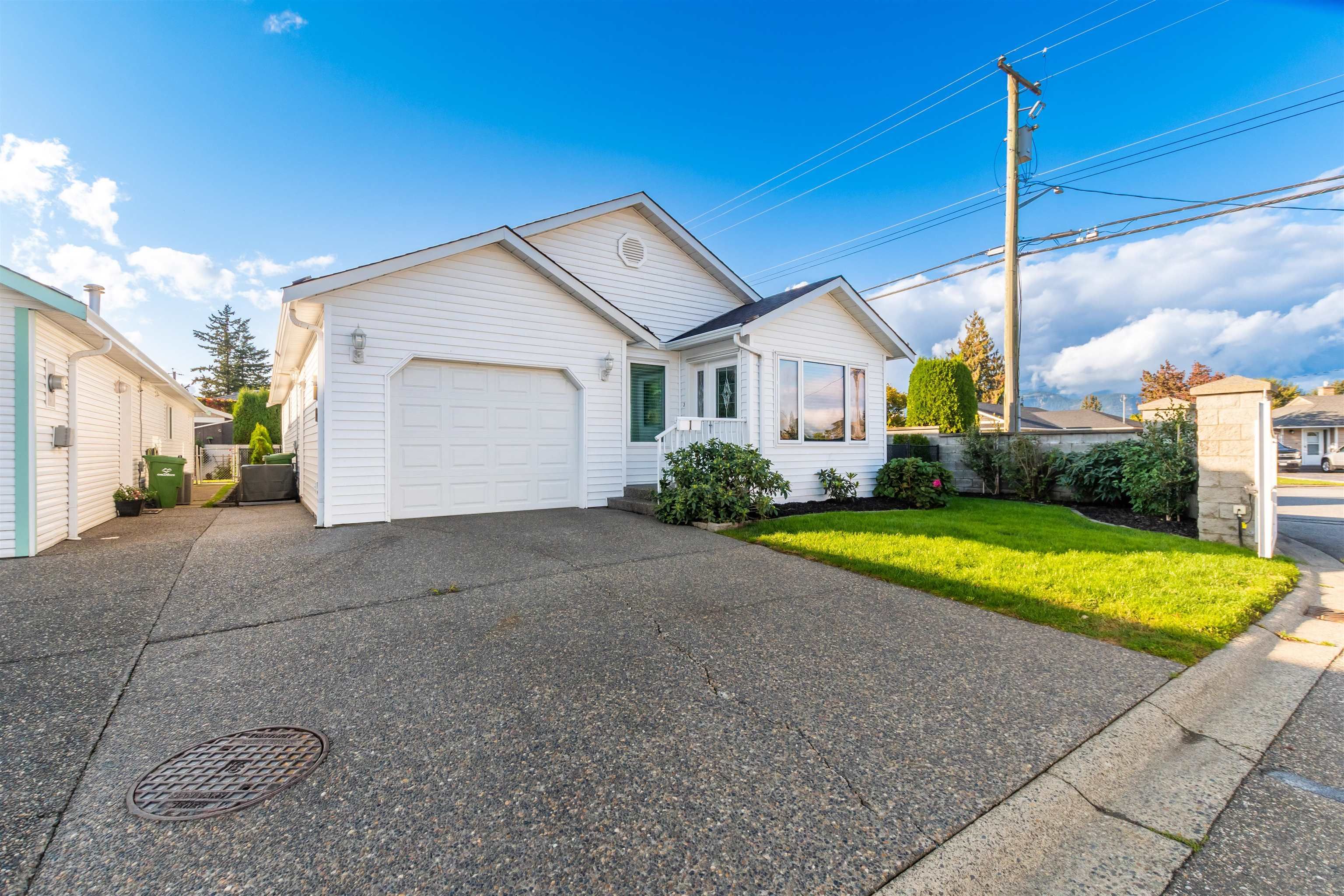 Main Photo: 1 46244 BROOKS Avenue in Chilliwack: H911 House for sale in "Semiault Place" : MLS®# R2735147