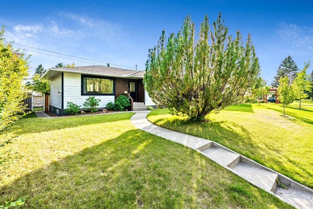Main Photo: 143 Capri Avenue NW in Calgary: Charleswood Detached for sale : MLS®# A1143044