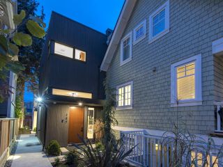 Photo 1: 285 E 18 Avenue in Vancouver: Main 1/2 Duplex for sale (Vancouver East)  : MLS®# R2731828