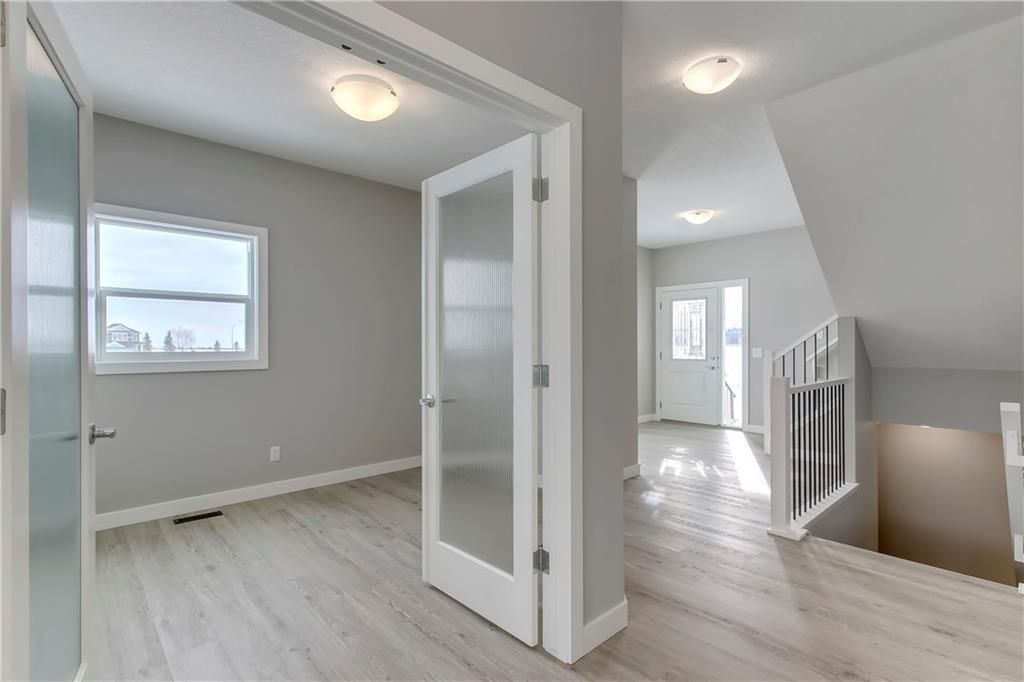 Photo 6: Photos: 56 Creekside Green SW in Calgary: C-168 Detached for sale : MLS®# C4286836
