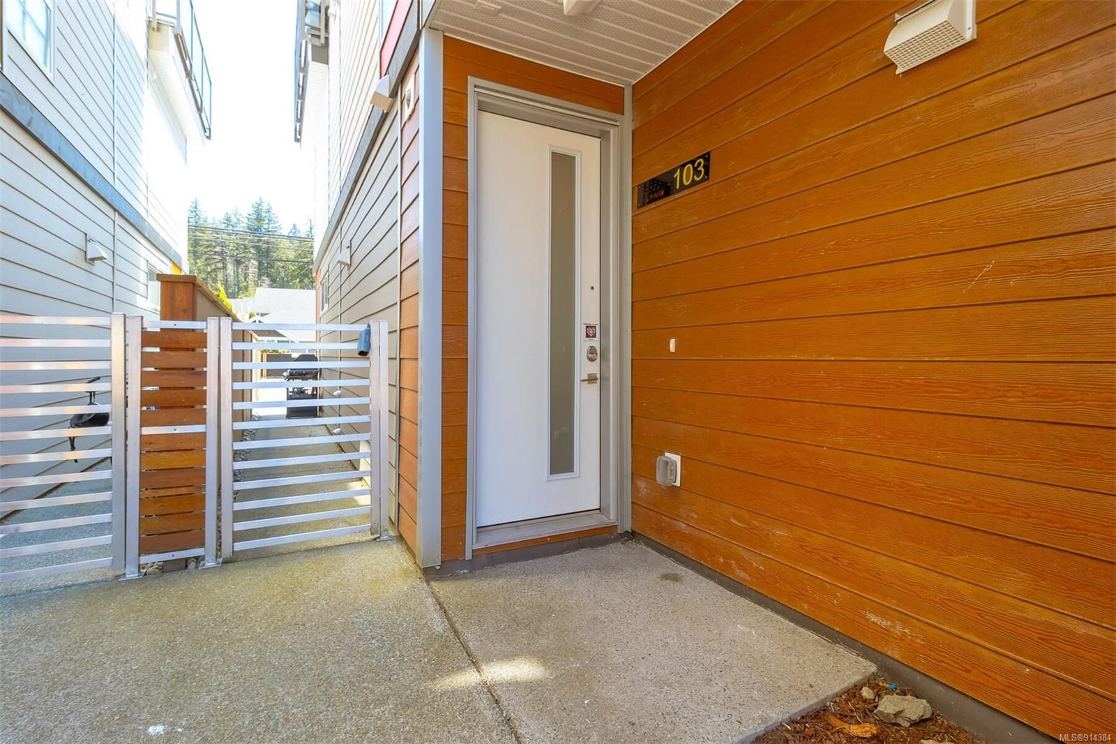 Main Photo: 103 3333 Radiant Way in Langford: La Happy Valley Row/Townhouse for sale : MLS®# 914384