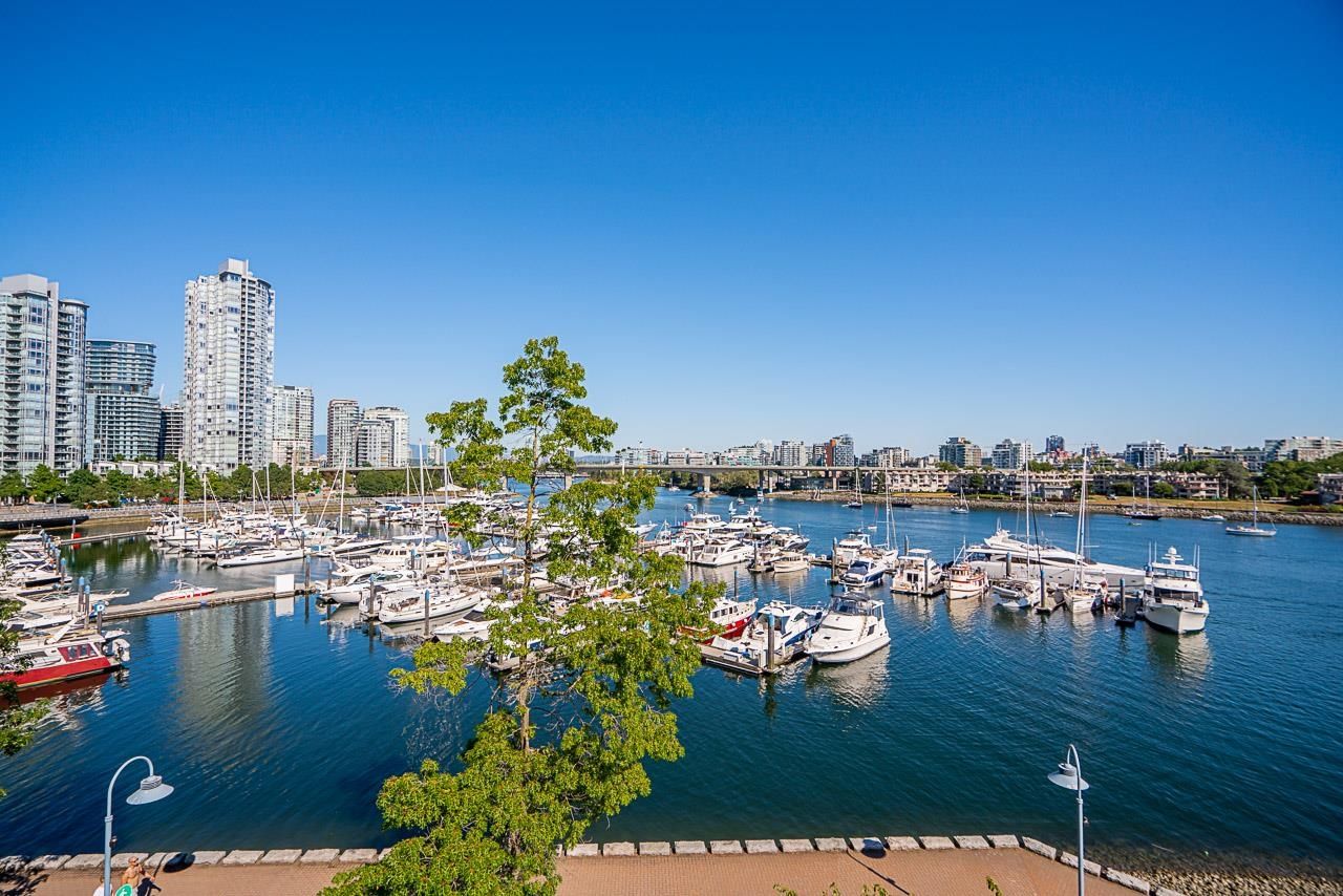 Main Photo: 322 1228 MARINASIDE Crescent in Vancouver: Yaletown Townhouse for sale in "CRESTMARK II" (Vancouver West)  : MLS®# R2720312