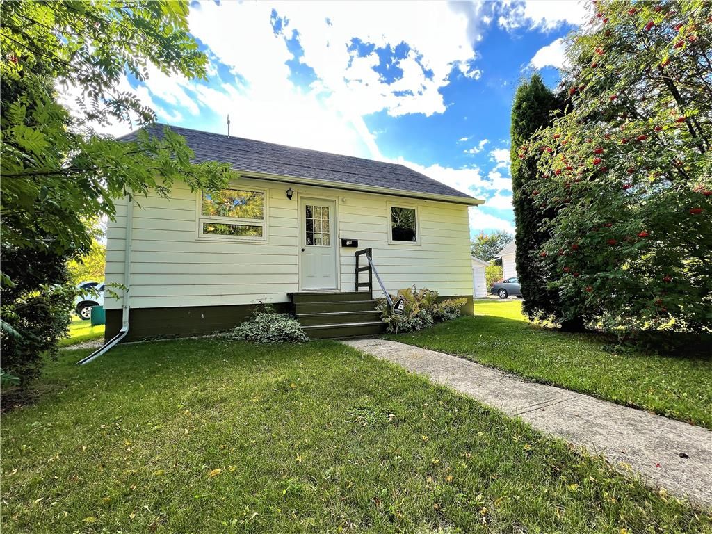Main Photo: 135 7th Avenue Southeast in Dauphin: R30 Residential for sale (R30 - Dauphin and Area)  : MLS®# 202223780