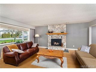 Photo 3: 2207 Edgelow Street in VICTORIA: SE Arbutus Residential for sale (Saanich East)  : MLS®# 334000