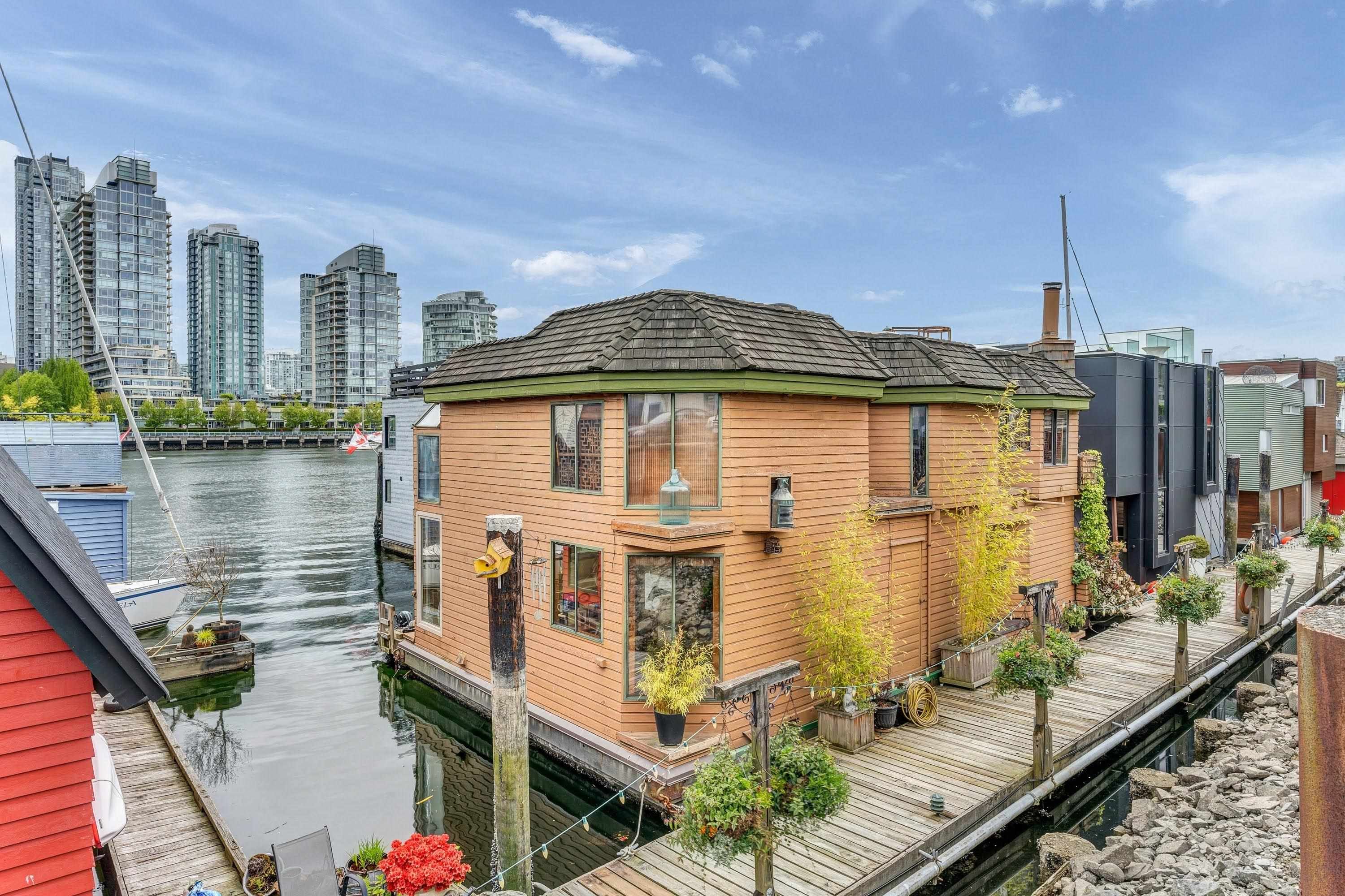 Main Photo: 9 1301 JOHNSTON STREET in Vancouver: False Creek House for sale (Vancouver West)  : MLS®# R2693589