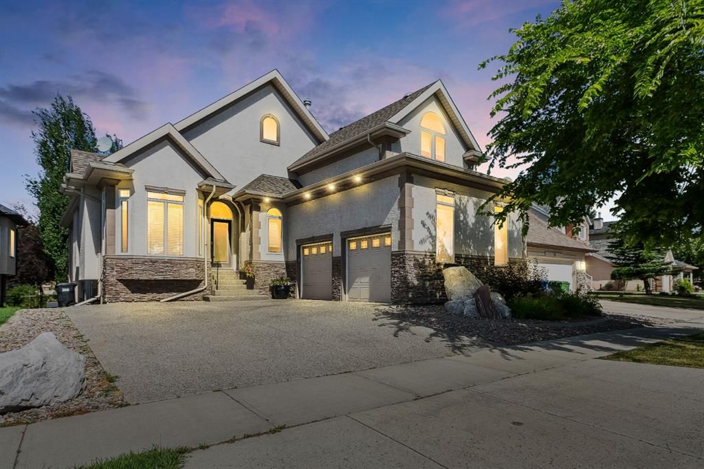 Main Photo: 23 Discovery Ridge Lane SW in Calgary: Discovery Ridge Detached for sale : MLS®# A2023157