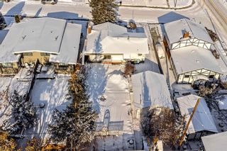 Photo 4: 627 26 Avenue NE in Calgary: Winston Heights/Mountview Detached for sale : MLS®# A2011031