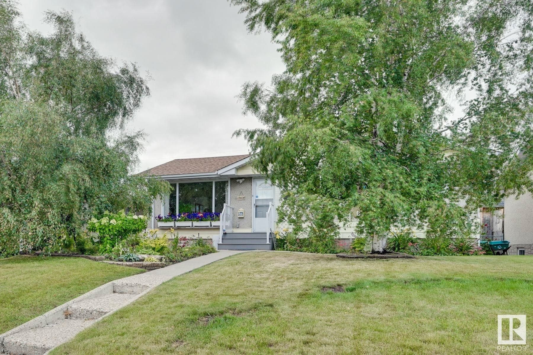 Main Photo: 13608 139 Street in Edmonton: Zone 01 House for sale : MLS®# E4308043