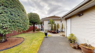 Photo 2: 1833 MAMQUAM Road in Squamish: Garibaldi Estates House for sale : MLS®# R2751816