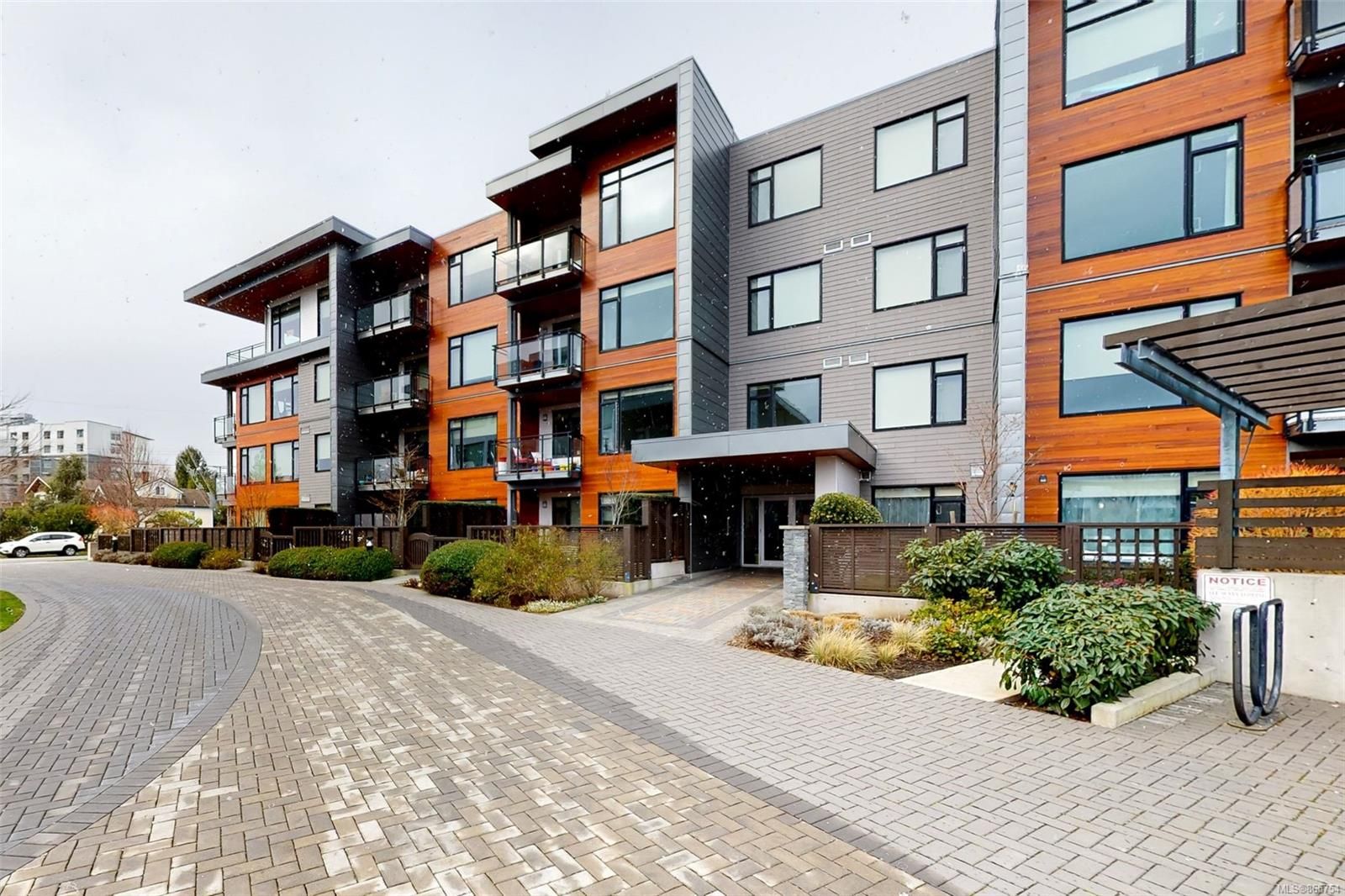 Main Photo: 201 3815 Rowland Ave in Saanich: SW Glanford Condo for sale (Saanich West)  : MLS®# 865754