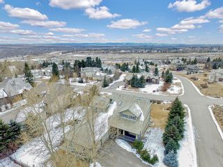 Photo 2: 219 Slopeview Drive SW in Calgary: Springbank Hill Detached for sale : MLS®# A1187658