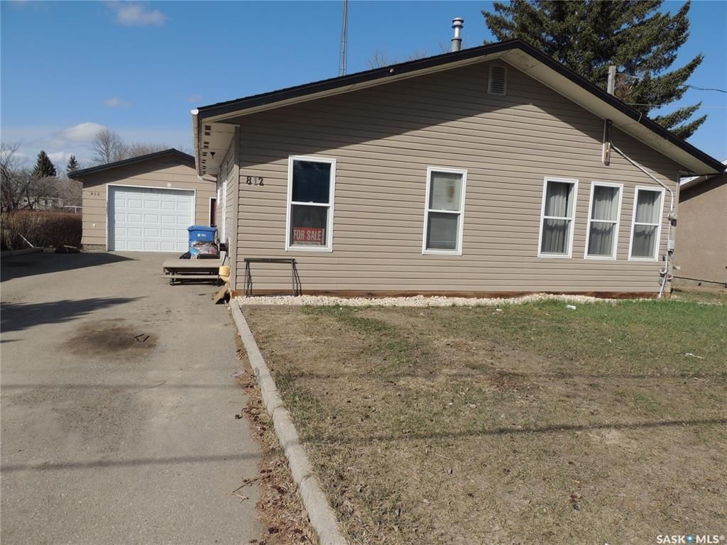 Main Photo: 812 Beryl Avenue in Oxbow: Residential for sale : MLS®# SK893626