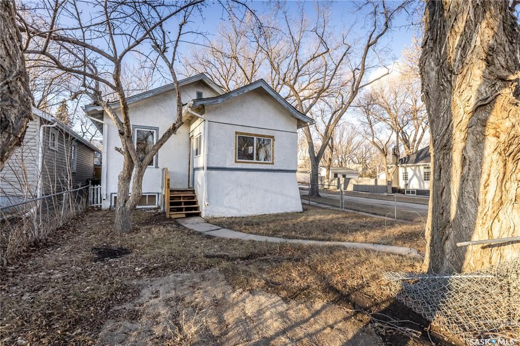 Main Photo: 302 26th Street in Saskatoon: Caswell Hill Residential for sale : MLS®# SK901190