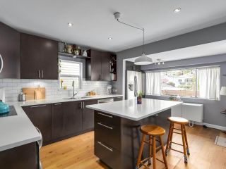 Photo 5: 2651 VENABLES Street in Vancouver: Renfrew VE House for sale (Vancouver East)  : MLS®# R2266027