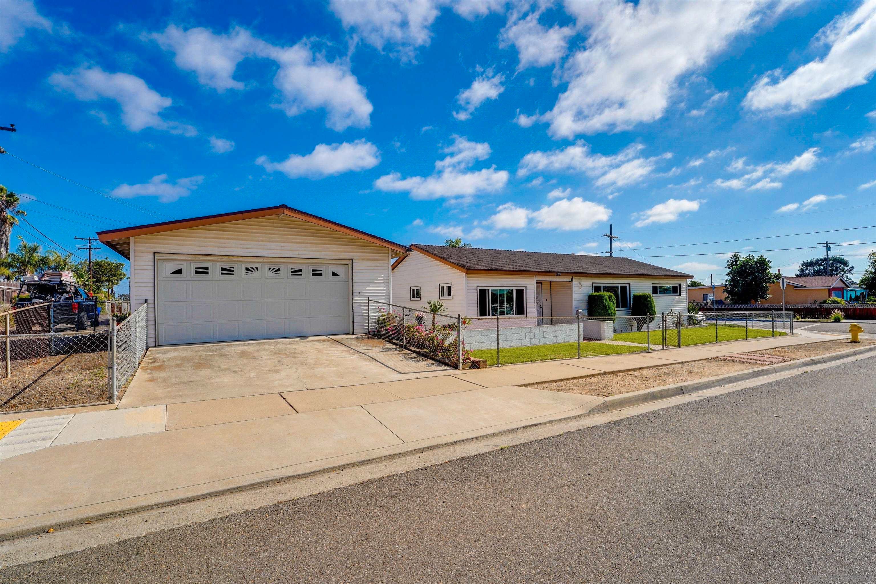 Main Photo: CLAIREMONT House for sale : 3 bedrooms : 3911 HIAWATHA in SAN DIEGO