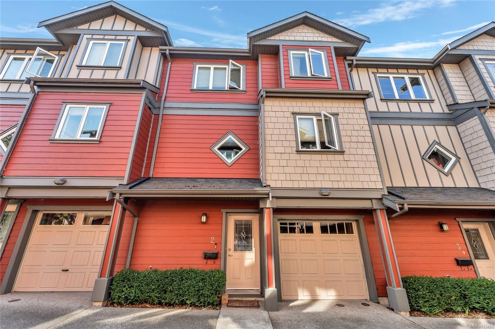 Main Photo: 2 920 Caledonia Ave in Victoria: Vi Central Park Row/Townhouse for sale : MLS®# 913481