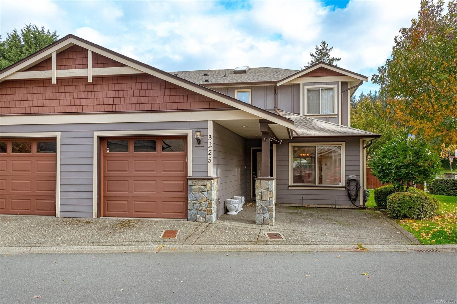 Main Photo: 3225 Ernhill Pl in Langford: La Walfred Row/Townhouse for sale : MLS®# 952553