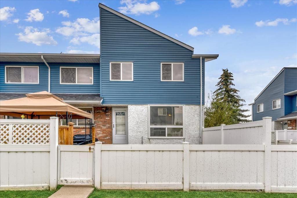 Main Photo: 33 4769 Hubalta Road SE in Calgary: Dover Row/Townhouse for sale : MLS®# A2004475