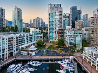 Photo 2: 1603 1000 BEACH Avenue in Vancouver: Yaletown Condo for sale in "1000 Beach" (Vancouver West)  : MLS®# R2740535