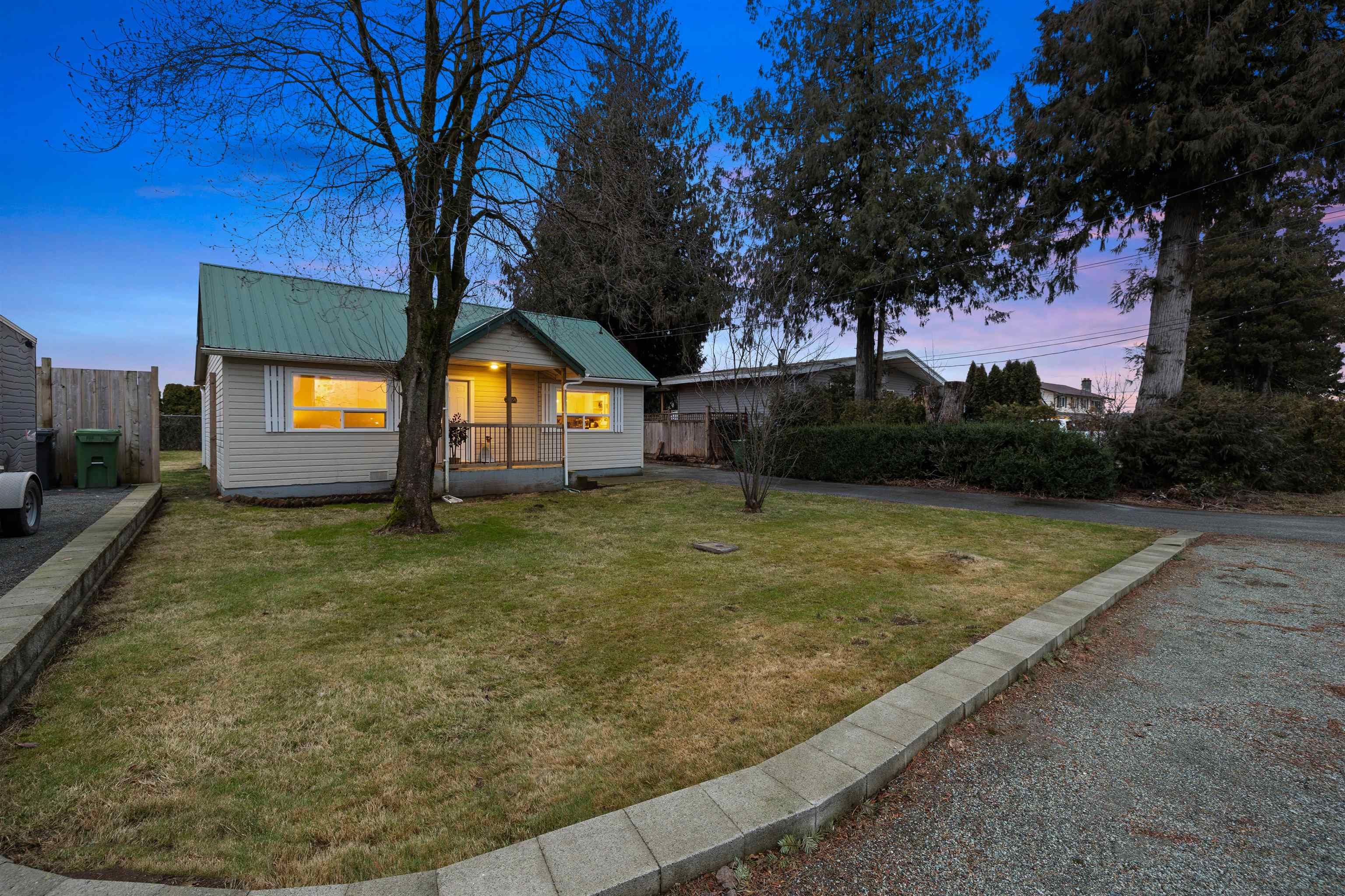 Main Photo: 32458 MONTGOMERY Avenue in Abbotsford: Poplar House for sale : MLS®# R2750905