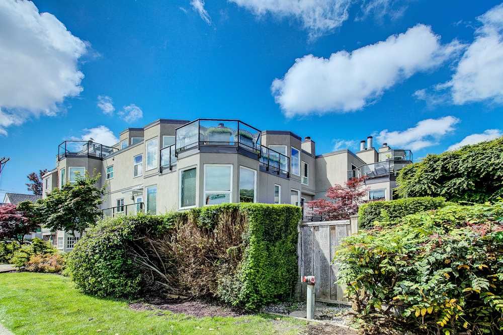 Photo 2: Photos: 105 2110 CORNWALL Avenue in Vancouver: Kitsilano Condo for sale in "Seagate Villa" (Vancouver West)  : MLS®# R2467038